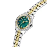 Reloj analógico Guess modelo Colette con caja de 32 mm, esfera de nácar verde y bisel decorado con cristales. Presenta una correa de acero inoxidable en tono bicolor dorado y plateado.