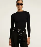 Blusa de manga larga confeccionada en viscosa acanalada, con cuello redondo y diseño de sisa raglán. Presenta un ajuste al cuerpo y textura acanalada.