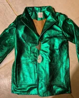 Blazer de cuero color celeste metalizado, con solapas, cierre con broches tipo tanca de madera y puños con detalle de piel sintética marrón.