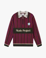 Sweater de punto Nude Project modelo Legend Football Knit Polo, con diseño a rayas en tonos bordó, negro y gris, cuello polo gris claro con cierre frontal parcial, parche bordado de rosa celeste y la inscripción Nude Project en el pecho.