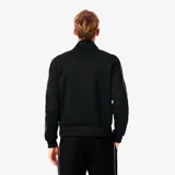 Campera deportiva Lacoste de corte regular, color negro con cierre frontal completo y cuello alto. Presenta detalles de líneas blancas en los hombros y mangas, puños y ruedo acanalados, y el logo del cocodrilo bordado en el pecho.