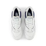 Championes urbanos New Balance modelo 550, con diseño retro inspirado en el básquet. Presentan una base de cuero blanco con perforaciones laterales, detalles en azul petróleo, gris y violeta en el talón y la suela. Incluyen el logo N característico en los laterales y el número 550 en el frente.