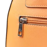 Mochila color habano de símil cuero con herrajes plateados. Tiene un compartimento principal con cierre, un bolsillo interno con cierre y un bolsillo externo con cierre. Cuenta con correa regulable y asa fija. Diseño clásico con logo de XL Extra Large al frente.