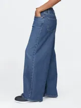 Pantalón de jean con corte baggy y tiro medio, de color azul índigo con efecto lavado.