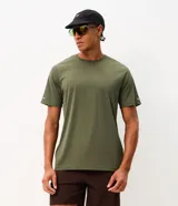 Remera deportiva de poliamida color verde militar, de corte regular con cuello redondo, mangas cortas y tecnología dry para mayor transpirabilidad.