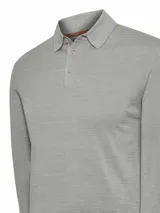 Sweater de punto gris con cuello camisero y cierre frontal de botones, de manga larga y calce regular.