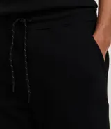 Bermuda masculina de corte slim, confeccionada en tejido de algodón con felpa. Presenta cintura elástica con cordón ajustable, bolsillos laterales y una pequeña etiqueta aplicada en el ruedo.