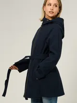 Campera softshell de color azul marino, con capucha, cierre frontal y cinturón anudable a la cintura. Presenta bolsillos laterales y un diseño funcional resistente al viento y al agua.