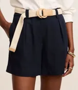 Short azul marino de cintura alta con cinturón de rafia y bolsillos laterales.