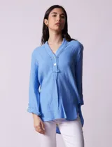 Túnica de algodón celeste con escote en V con botones y detalle de puntilla.