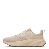 Championes de running Under Armour modelo Rogue 6, color beige con suela de goma negra. Presentan un diseño de malla transpirable con refuerzos laterales y entresuela amortiguada.