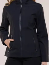 Campera rompevientos deportiva Michael Kors, de color negro, silueta semi entallada y corte a la cadera. Confeccionada en tela técnica liviana, impermeable y elastizada, cuenta con cuello alto, cierre frontal completo termosellado y bolsillos laterales verticales con cierre.
