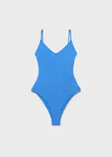 Traje de baño enterizo color celeste con textura arrugada, escote redondo y tirantes finos.