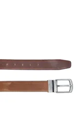 Cinturón de cuero marrón con costuras pespunteadas a tono, hebilla metálica rectangular de acabado envejecido y diseño reversible.