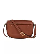 Cartera crossbody pequeña de cuero color marrón, de diseño estructurado con solapa frontal, botón a presión dorado y correa fina ajustable.