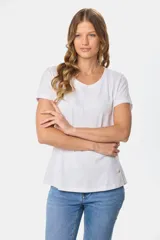 Remera color beige de corte clásico, con cuello redondo y mangas cortas.