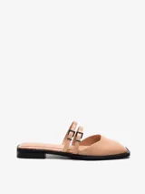 Zapato plano destalonado color nude, con punta cuadrada, doble tira con hebilla y tacón cuadrado.