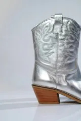 Botas texanas cortas blancas de cuero con bordados en la capellada y taco de madera.