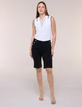 Bermuda elastizada de tiro alto estilo marinero, de silueta ajustada y entallada. Presenta pretina ancha, doble hilera lateral de botones metálicos plateados y largo por encima de la rodilla con ruedo recto.