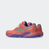Championes de pádel Asics Gel Challenger 15 de color coral con detalles en violeta y verde lima, diseñados para ofrecer estabilidad y sujeción en la pista.