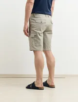 Bermuda de gabardina color marrón con bolsillos cargo laterales y bolsillos traseros con solapa.
