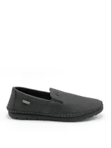 Mocasín negro de cuero sintético, con elástico en los laterales y suela de goma.