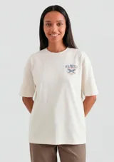 Remera de manga corta color blanco con estampa gráfica en la espalda que incluye el texto Sea Breeze Fish Market y un diseño de peces cruzados.