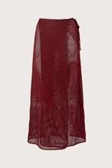 Falda pareo larga color vino, de tejido calado con bordado floral y detalle de cuentas en los pliegues.