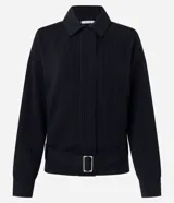 Campera Marfinno de modal y viscosa color azul marino con diseño de rayas verticales sutiles. Cuenta con cuello clásico, mangas largas con puños, cierre frontal oculto y un cinturón ajustable con hebilla metálica en el dobladillo inferior.