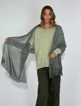 Pashmina gris con diseño de espiga y flecos en los extremos.