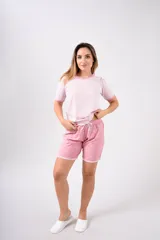 Conjunto de pijama rosa con remera de manga corta y short.