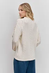 Sweater de tejido de punto color bordó, con cuello alto, mangas largas con puños ajustados y diseño de trenzas verticales.