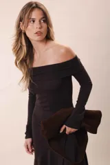 Vestido largo color chocolate, con escote off-shoulder, mangas largas y corte asimétrico.