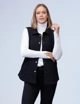 Chaleco negro capitoneado con cuello con solapa, abertura central con botones y bolsillos delanteros.