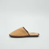 Pantuflas mules color beige con ribete marrón.