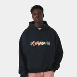 Hoodie negro de corte oversize con capucha y bolsillo frontal tipo canguro. Presenta un estampado frontal colorido con el logo de la marca en estilo stickers.