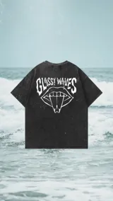 Remera oversize negra con efecto acid wash, mangas cortas y estampa gráfica en la espalda con diseño de labios y la inscripción 'Glassy Waves'.