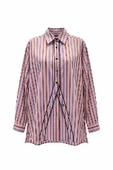 Camisa de popelina a rayas rosadas, marrones y azules, de corte holgado y relajado, con mangas largas y una distintiva abertura frontal con bordes ribeteados.