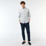 Pantalón chino azul marino, de corte regular, confeccionado con mezcla de lino y algodón. Cuenta con bolsillos laterales y traseros, y cierre frontal con botón y cremallera.