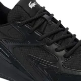 Championes Lacoste L003 Evo, color negro, con capellada de malla y superposiciones de cuero sintético, entresuela gruesa y suela de goma.