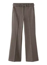 Pantalon de vestir de talle alto y corte recto color marron, con bolsillos laterales y presillas para cinturon e incluye un cinturon a tono.