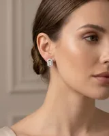 Caravanas de plata 925 con diseño geométrico hexagonal, adornadas con circonias en corte baguette y pavé. Cuentan con cierre catalán.