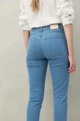 Pantalón chupín negro de tiro alto, confeccionado en denim suave y levemente elástico, con bolsillos delanteros y traseros.