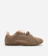 Championes de mujer Satinato con diseño de suela baja y paneles superpuestos, confeccionados en combinación de poliéster y poliuretano color marrón con detalles en rosa claro.