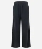 Pantalón wide leg de corte recto y holgado, color gris oscuro, con cintura elástica y costura central vertical en el frente. Confeccionado en una mezcla de poliéster y algodón.