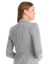 Blazer entallado de tejido jacquard con estampado de pata de gallo en tonos blanco y negro. Presenta cuello con solapas clásicas, cierre frontal con un botón, bolsillos delanteros con solapa y forro interno a tono.