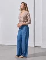 Cárdigan negro tejido en hilado fino con escote en V y un botón.