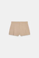 Shorts de tiro medio con bolsillos laterales y detalle de pinzas delanteras. Cierre frontal con cremallera, botón interior y gancho metálico.
