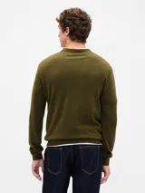 Buzo de cuello redondo confeccionado en tejido suave Cashsoft, de corte clásico y mangas largas con puños acanalados.