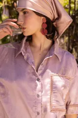 Camisa oversized de manga corta color amarillo pálido con cuello clásico, bolsillo frontal y estampado de limones.